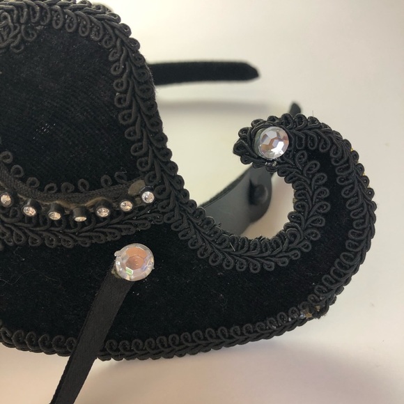 Masquerade Velvet Mask with Rhinestone detail. - Picture 2 of 8